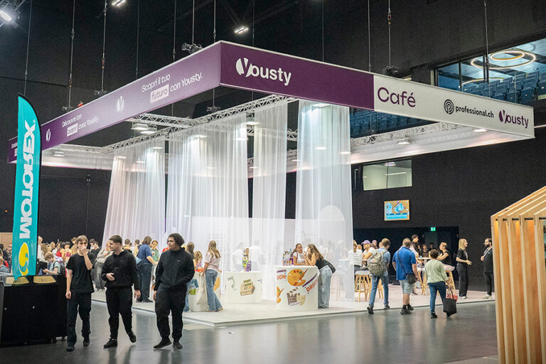 Messebau mit Truss Traverse - Stand mit Dach